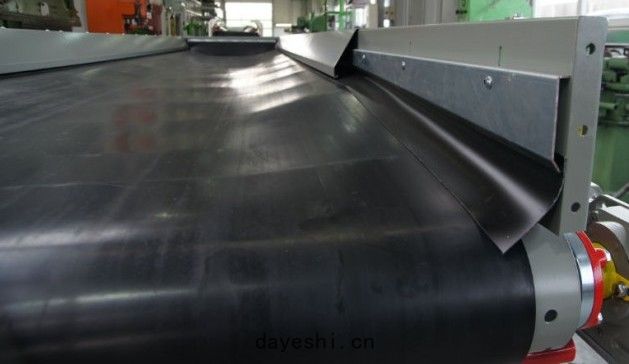 輸(shū)送機廠(chǎng)家介紹混凝土皮帶輸(shū)送機 