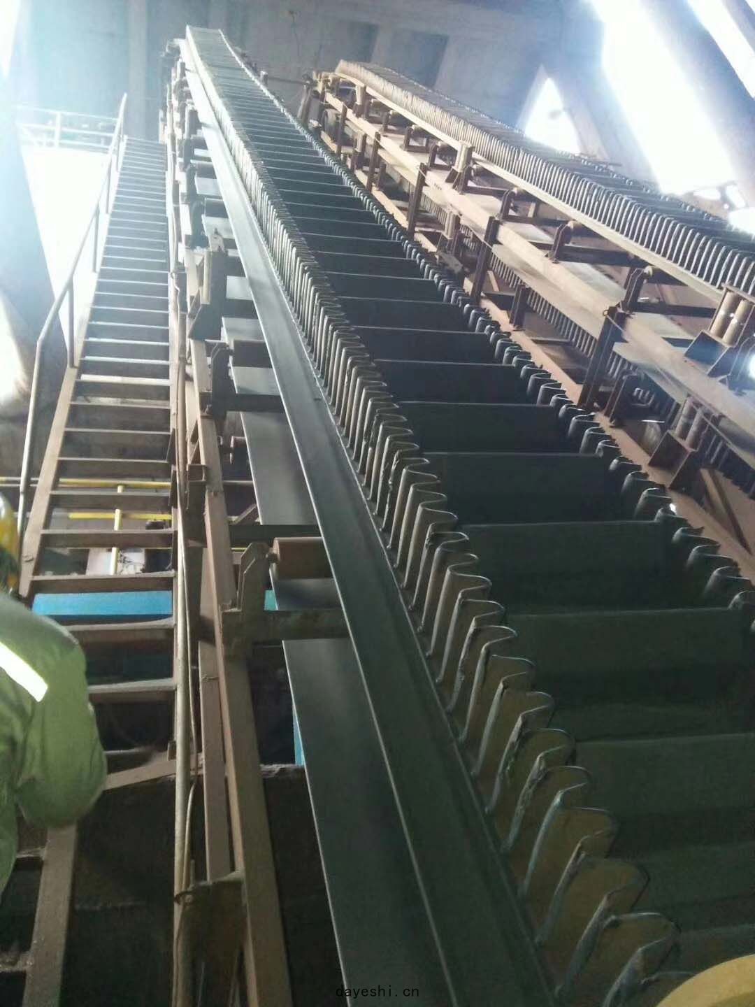 長距離(lí)皮帶輸送(sòng)機(jī)怎(zěn)麼安(ān)裝